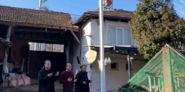 İnegöl’de bir evin bahçesinde şehit mezarları bulunuyor
