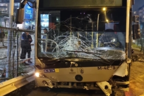 İstanbul Zincirlikuyu’da park halindeki metrobüs kayarak 5 araca çarptı
