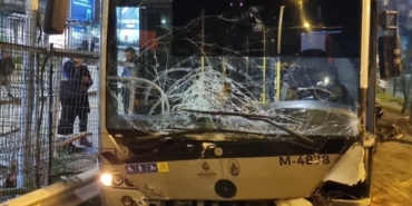 İstanbul Zincirlikuyu’da park halindeki metrobüs kayarak 5 araca çarptı