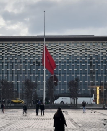 İstanbul’da milli yas nedeniyle bayraklar yarıya indirildi