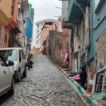 İstanbul’da yokuştan kayan otomobil kadını ezdi: Feci kaza kameraya yansıdı