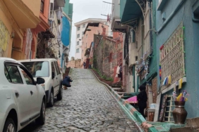 İstanbul’da yokuştan kayan otomobil kadını ezdi: Feci kaza kameraya yansıdı