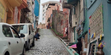 İstanbul’da yokuştan kayan otomobil kadını ezdi: Feci kaza kameraya yansıdı