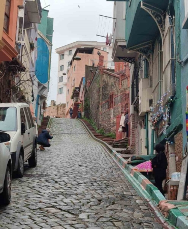İstanbul’da yokuştan kayan otomobil kadını ezdi: Feci kaza kameraya yansıdı