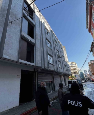 İşyeri çatısında yangın paniğe neden oldu