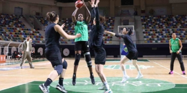 İzmit’in kadın basketbolcuları rotayı Nesibe Aydın maçına çevirdi