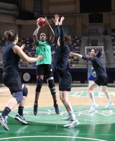 İzmit’in kadın basketbolcuları rotayı Nesibe Aydın maçına çevirdi