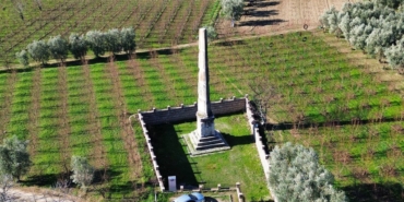 İznik’teki şeftali bahçesinde 2 bin yıllık dikilitaş
