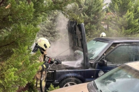 Kadıköy’de park halindeki otomobilin motor kısmı yandı