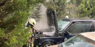 Kadıköy’de park halindeki otomobilin motor kısmı yandı
