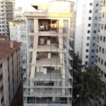 Kadıköy’deki bina kolonlarıyla dikkat çekiyor