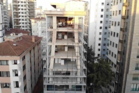 Kadıköy’deki bina kolonlarıyla dikkat çekiyor