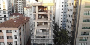 Kadıköy’deki bina kolonlarıyla dikkat çekiyor