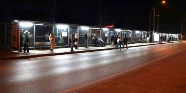 Kadın ve çocukların güvenliği için duraklar aydınlatıyor