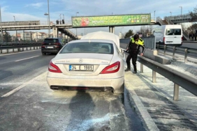 Kağıthane’de alevler içinde kalan araca vatandaşlar müdahale etti