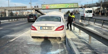 Kağıthane’de alevler içinde kalan araca vatandaşlar müdahale etti