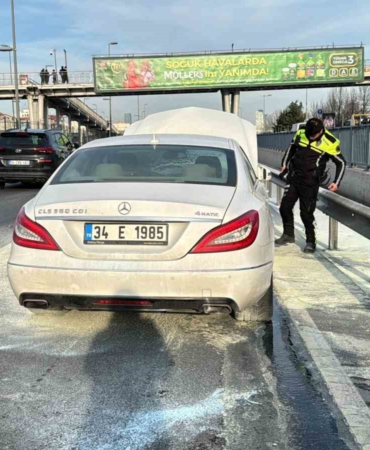 Kağıthane’de alevler içinde kalan araca vatandaşlar müdahale etti