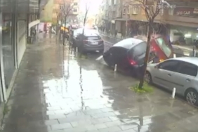 Kağıthane’de tümsekten geçerken araçlara çarpan otomobil ortalığı birbirine kattı: O anlar kamerada