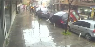 Kağıthane’de tümsekten geçerken araçlara çarpan otomobil ortalığı birbirine kattı: O anlar kamerada