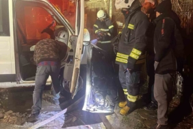 Kaldırıma çarpan minibüs alev aldı