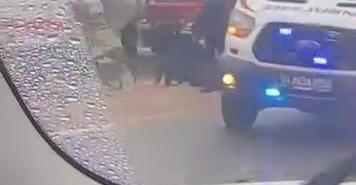 Kamyona çarpan otomobil, yol çalışması alanına devrildi: 2 yaralı