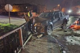 Kamyonet ile hafif ticari araç kafa kafaya çarpıştı: 3 yaralı