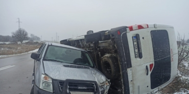 Kamyonetin çarptığı minibüsün sürücüsü yaralandı