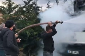 Kamyonette çıkan yangını mahalle muhtarı söndürdü