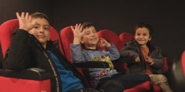 Karnesini alan minikler Büyükşehir’in film gösterimi için OSM’nin yolunu tuttu