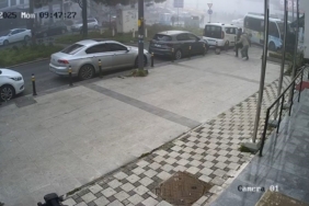 Kartal’da kuaföre dalan minibüsün kaza anı güvenlik kamerasına yansıdı