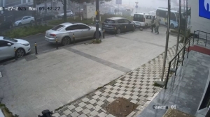 Kartal’da kuaföre dalan minibüsün kaza anı güvenlik kamerasına yansıdı