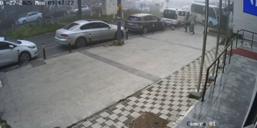 Kartal’da kuaföre dalan minibüsün kaza anı güvenlik kamerasına yansıdı