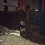 Kartal’da toprak kayması nedeniyle otomobil inşaat temeline düştü