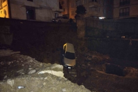 Kartal’da toprak kayması nedeniyle otomobil inşaat temeline düştü