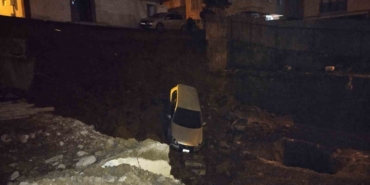 Kartal’da toprak kayması nedeniyle otomobil inşaat temeline düştü