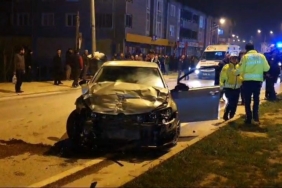 Kavşakta 2 otomobil çarpıştı: 2’si ağır 4 yaralı