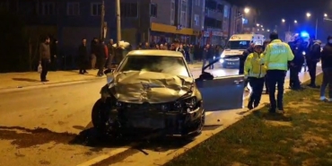 Kavşakta 2 otomobil çarpıştı: 2’si ağır 4 yaralı