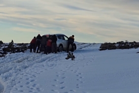 Kazdağları’nda bin 700 metre yükseklikte kara saplanan araç kurtarıldı