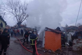 Keşan’da alev alan ev kullanılamaz hale geldi