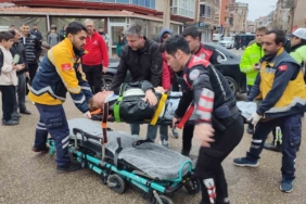 Keşan’da motosiklet otomobile çarptı: 2 yaralı