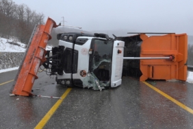 Kırklareli’nde kar küreme aracı devrildi: 2 yaralı