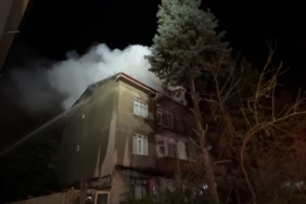 Kocaeli’de 3 katlı binanın çatısı alev alev yandı