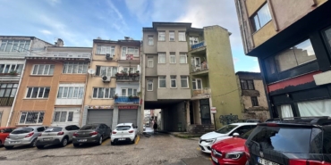 Kolonları olmadan ayakta duran binaya bakan bir daha bakıyor