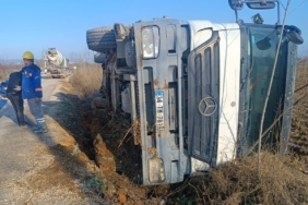 Kontrolden çıkan beton mikseri devrildi sürücüsü yaralandı