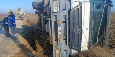 Kontrolden çıkan beton mikseri devrildi sürücüsü yaralandı