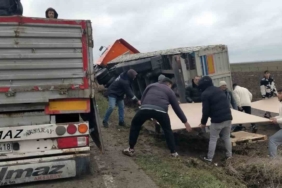 Kontrolden çıkan kamyon tarlaya devrildi