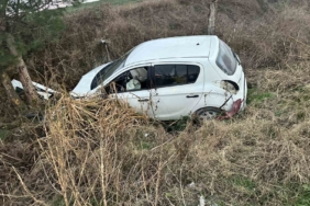 Kontrolden çıkan otomobil ağaca çarptı