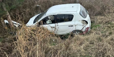 Kontrolden çıkan otomobil ağaca çarptı