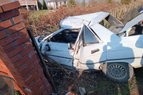 Kontrolden çıkan otomobil bahçe duvarına çarptı: 1 yaralı