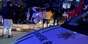 Kontrolden çıkan otomobil korkuluklarda asılı kaldı: 1 ölü, 3 yaralı